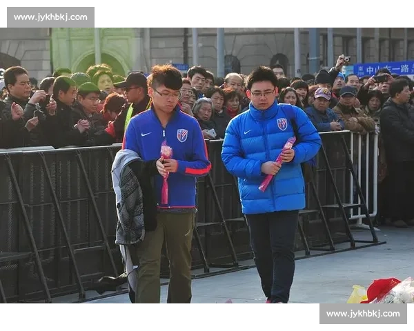 川超星光寄哀思：球迷亮灯送别小球迷林子金